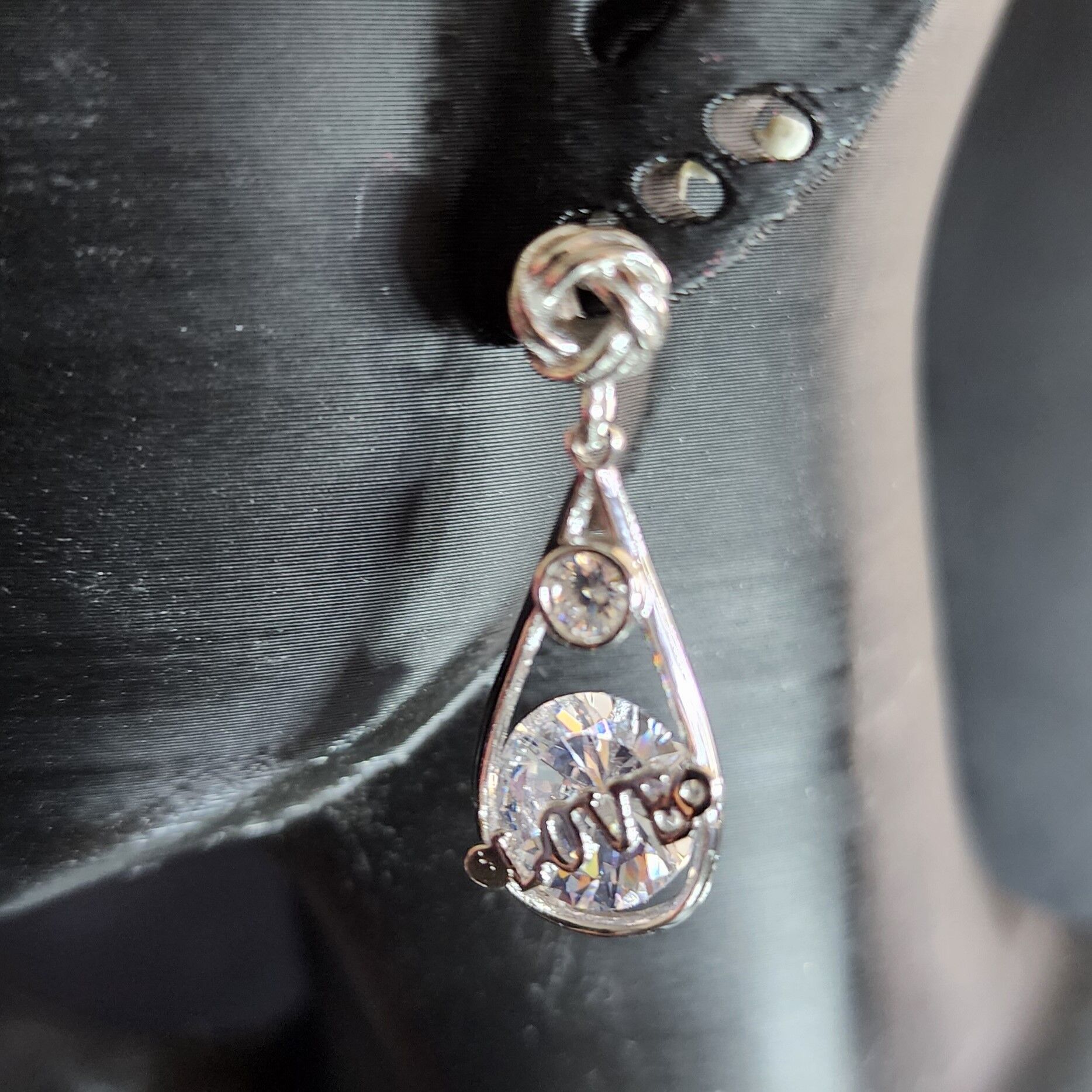 925 Ayar Gümüş Vidalı Sallantılı Damla Love Küpe